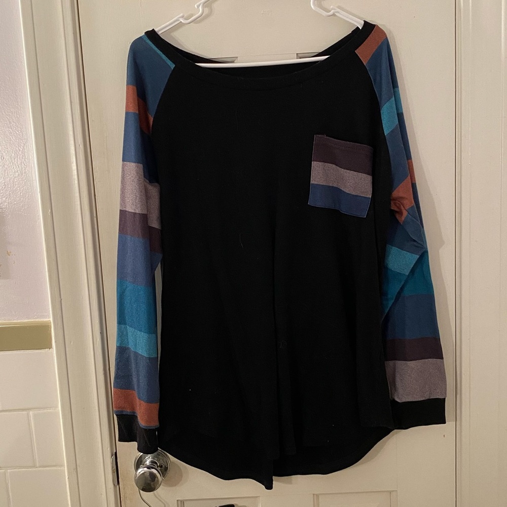 SUPER SOFT black sweater with patterned sleeves
